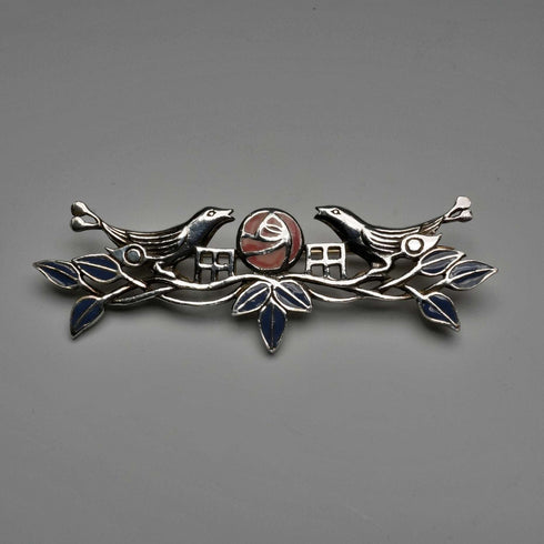 Broche vintage de plata de ley con esmalte, rosa de Mackintosh y pareja de pájaros