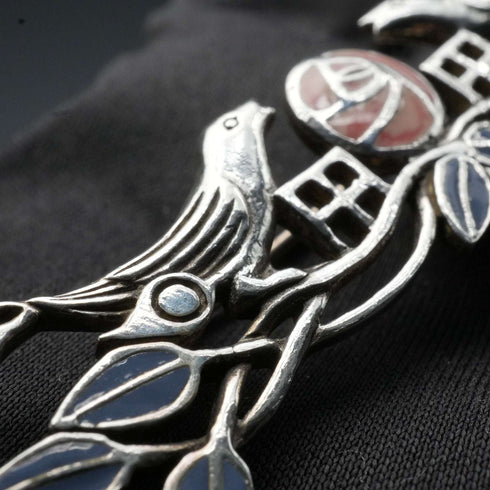 Broche vintage de plata de ley con esmalte, rosa de Mackintosh y pareja de pájaros