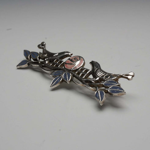Broche vintage de plata de ley con esmalte, rosa de Mackintosh y pareja de pájaros