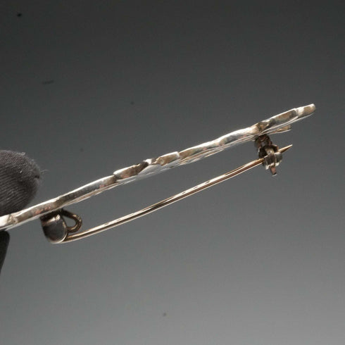 Broche vintage de plata de ley con esmalte, rosa de Mackintosh y pareja de pájaros