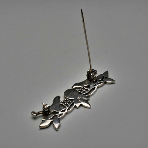 Broche vintage de plata de ley con esmalte, rosa de Mackintosh y pareja de pájaros