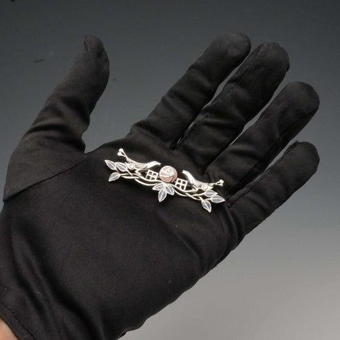 Broche vintage de plata de ley con esmalte, rosa de Mackintosh y pareja de pájaros