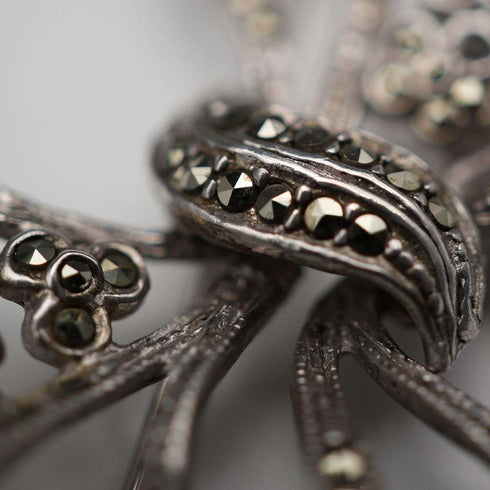 Broche vintage de plata de ley y marcasitas con diseño de lazo, 10.5 g