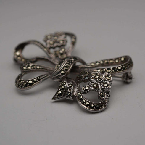 Broche vintage de plata de ley y marcasitas con diseño de lazo, 10.5 g