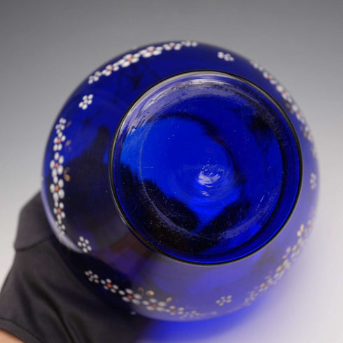 Jarrón de cristal azul de estilo victoriano vintage británico con decoración de esmalte