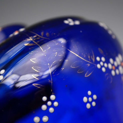 Jarrón de cristal azul de estilo victoriano vintage británico con decoración de esmalte