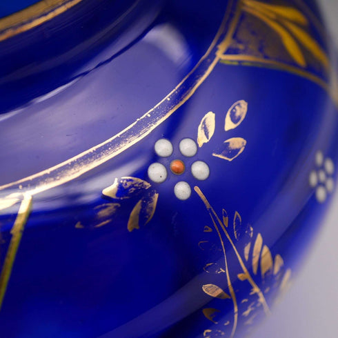 Jarrón de cristal azul de estilo victoriano vintage británico con decoración de esmalte