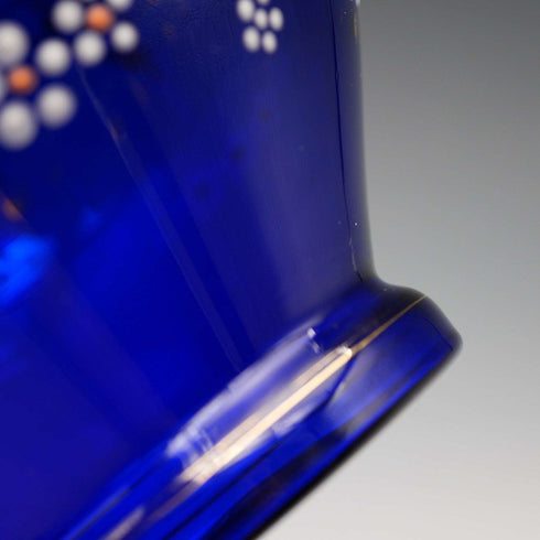 Jarrón de cristal azul de estilo victoriano vintage británico con decoración de esmalte