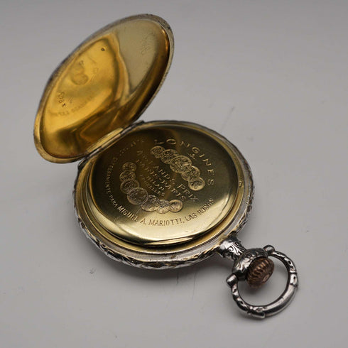 Reloj de bolsillo Longines antiguo de alrededor de 1907, con caja de plata tipo saboneta con relieve grabado, en buen estado de funcionamiento.