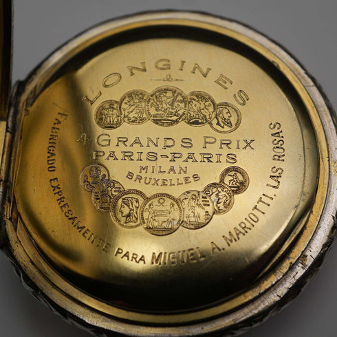 Reloj de bolsillo Longines antiguo de alrededor de 1907, con caja de plata tipo saboneta con relieve grabado, en buen estado de funcionamiento.