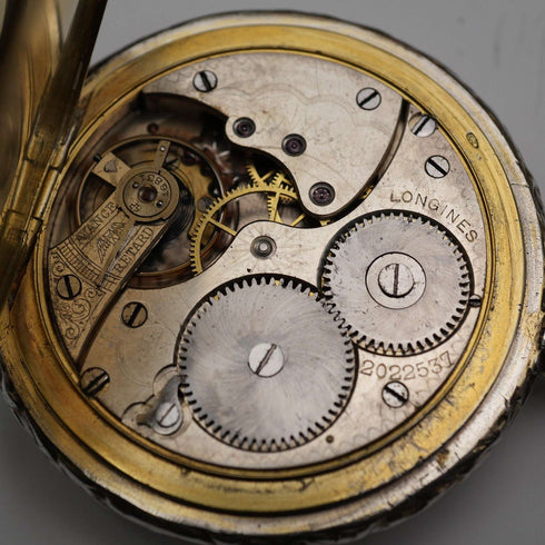 Reloj de bolsillo Longines antiguo de alrededor de 1907, con caja de plata tipo saboneta con relieve grabado, en buen estado de funcionamiento.