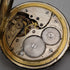 Reloj de bolsillo Longines antiguo de alrededor de 1907, con caja de plata tipo saboneta con relieve grabado, en buen estado de funcionamiento.