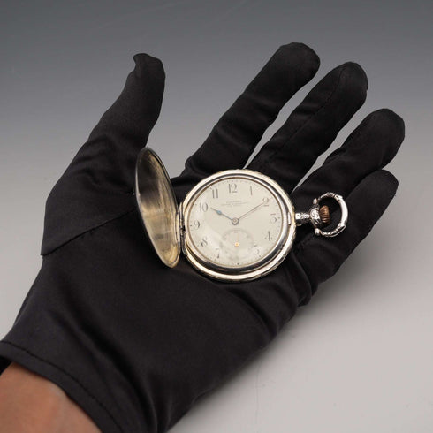Reloj de bolsillo Longines antiguo de alrededor de 1907, con caja de plata tipo saboneta con relieve grabado, en buen estado de funcionamiento.