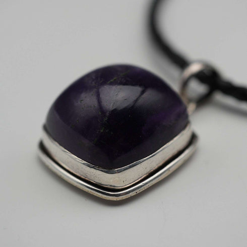 Colgante vintage de amatista con base de plata de ley, incluye cadena de cuero y plata de ley