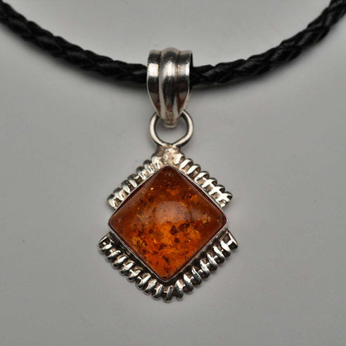 Colgante vintage de ámbar con base de plata pura, incluye cadena de cuero y plata pura