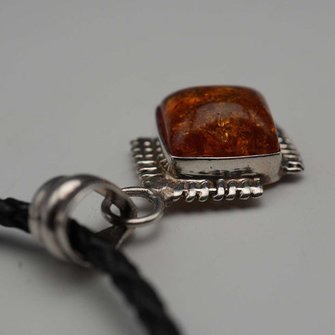 Colgante vintage de ámbar con base de plata pura, incluye cadena de cuero y plata pura