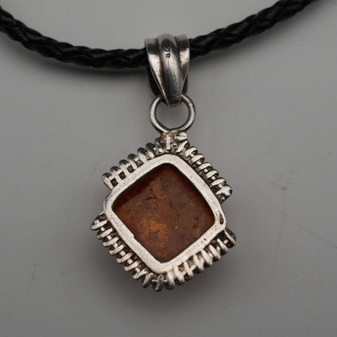 Colgante vintage de ámbar con base de plata pura, incluye cadena de cuero y plata pura