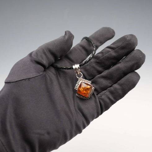 Colgante vintage de ámbar con base de plata pura, incluye cadena de cuero y plata pura