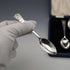 Juego de 6 cucharillas de té de plata de ley, vintage británico de 1934, conmemorativas del Jubileo, 55g en total, Northern Goldsmiths Co, con estuche.