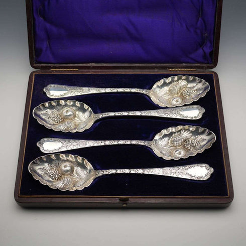 Juego de 4 cucharas para bayas de plata chapada, antigüedades británicas de finales del siglo XIX, en su estuche original.
