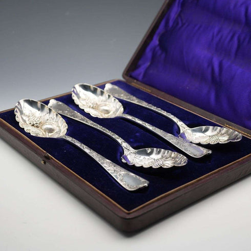 Juego de 4 cucharas para bayas de plata chapada, antigüedades británicas de finales del siglo XIX, en su estuche original.