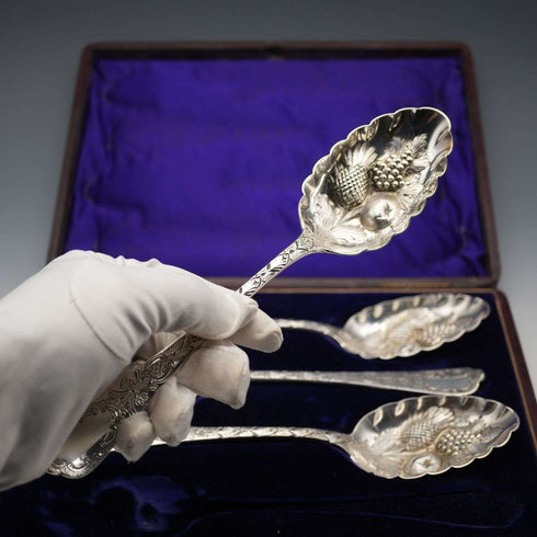 Juego de 4 cucharas para bayas de plata chapada, antigüedades británicas de finales del siglo XIX, en su estuche original.