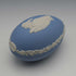 Huevo de Pascua de Jasperware de Wedgwood, Reino Unido, azul pálido, en caja