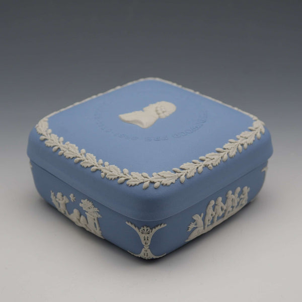 英國 Wedgwood Jasperware 製 J.Wedgwood 誕辰 250 週年淡藍色方形附蓋盒,附原廠盒裝