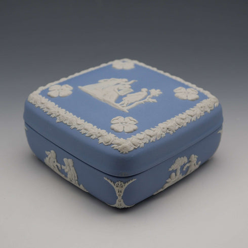 Caja cuadrada con tapa de Jasperware, Wedgwood, Reino Unido, 1969, azul pálido
