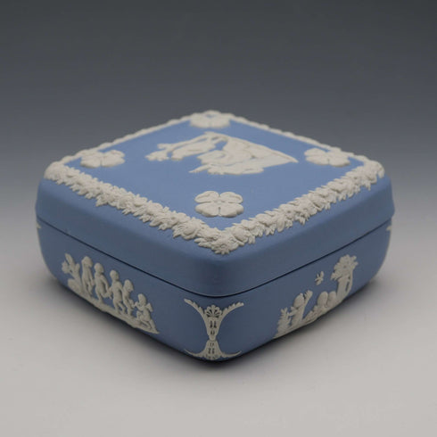 Caja cuadrada con tapa de Jasperware, Wedgwood, Reino Unido, 1969, azul pálido