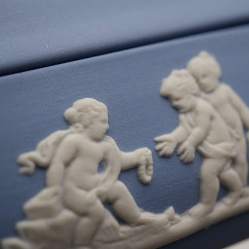 Caja cuadrada con tapa de Jasperware, Wedgwood, Reino Unido, 1969, azul pálido