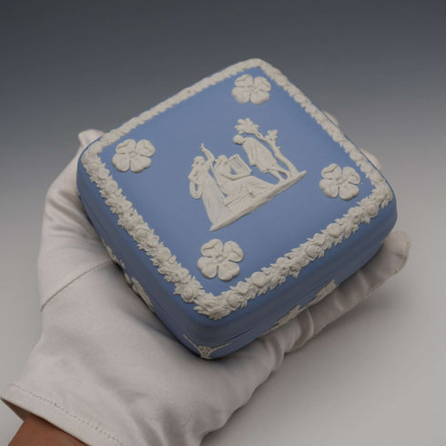 Caja cuadrada con tapa de Jasperware, Wedgwood, Reino Unido, 1969, azul pálido
