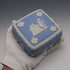 Caja cuadrada con tapa de Jasperware, Wedgwood, Reino Unido, 1969, azul pálido