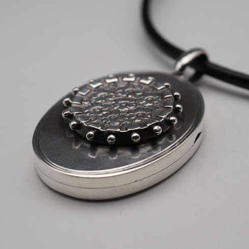 Colgante relicario antiguo de plata de ley con collar de cuero, 15,5 g
