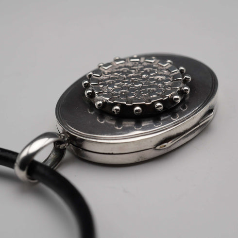 Colgante relicario antiguo de plata de ley con collar de cuero, 15,5 g