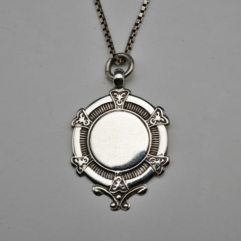 Medalla colgante de plata de ley vintage británica de 1934, 11 g en total, con cadena de plata de ley, Robert Pringle