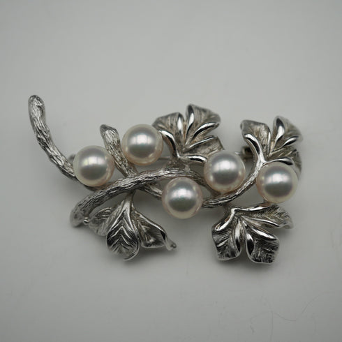 Broche vintage de plata con forma de rama y decoración de perlas