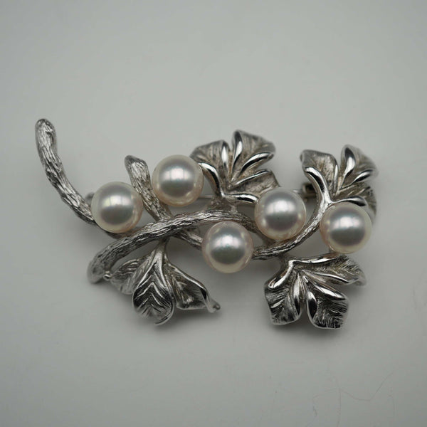 Broche vintage de plata con forma de rama y decoración de perlas