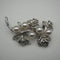 Broche vintage de plata con forma de rama y decoración de perlas