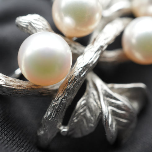 Broche vintage de plata con forma de rama y decoración de perlas