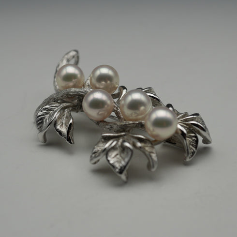 Broche vintage de plata con forma de rama y decoración de perlas
