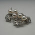 Broche vintage de plata con forma de rama y decoración de perlas