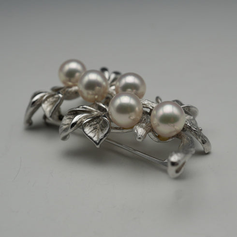 Broche vintage de plata con forma de rama y decoración de perlas