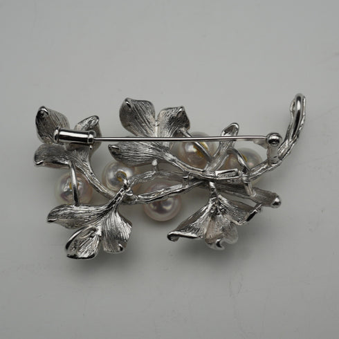 Broche vintage de plata con forma de rama y decoración de perlas