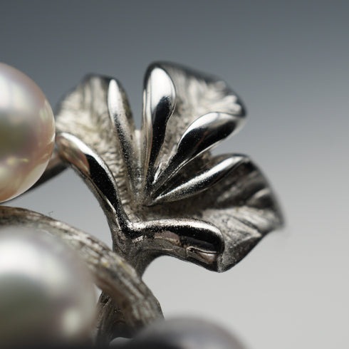 Broche vintage de plata con forma de rama y decoración de perlas