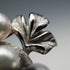 Broche vintage de plata con forma de rama y decoración de perlas