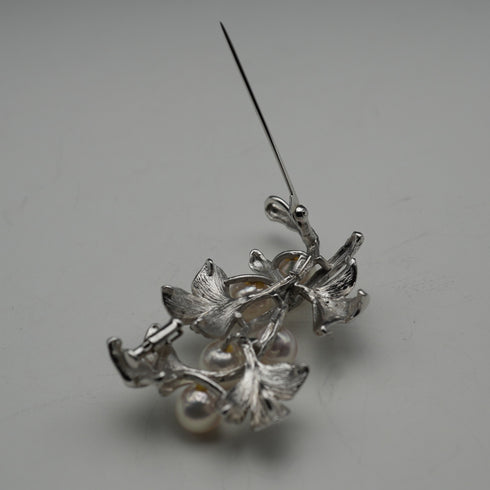 Broche vintage de plata con forma de rama y decoración de perlas