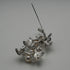 Broche vintage de plata con forma de rama y decoración de perlas