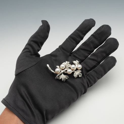 Broche vintage de plata con forma de rama y decoración de perlas