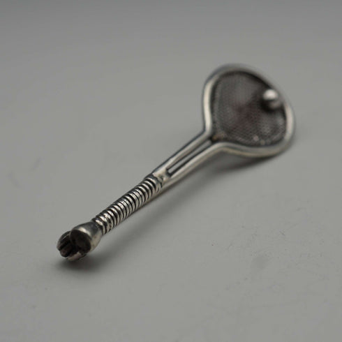 Broche antiguo de plata en forma de raqueta de tenis